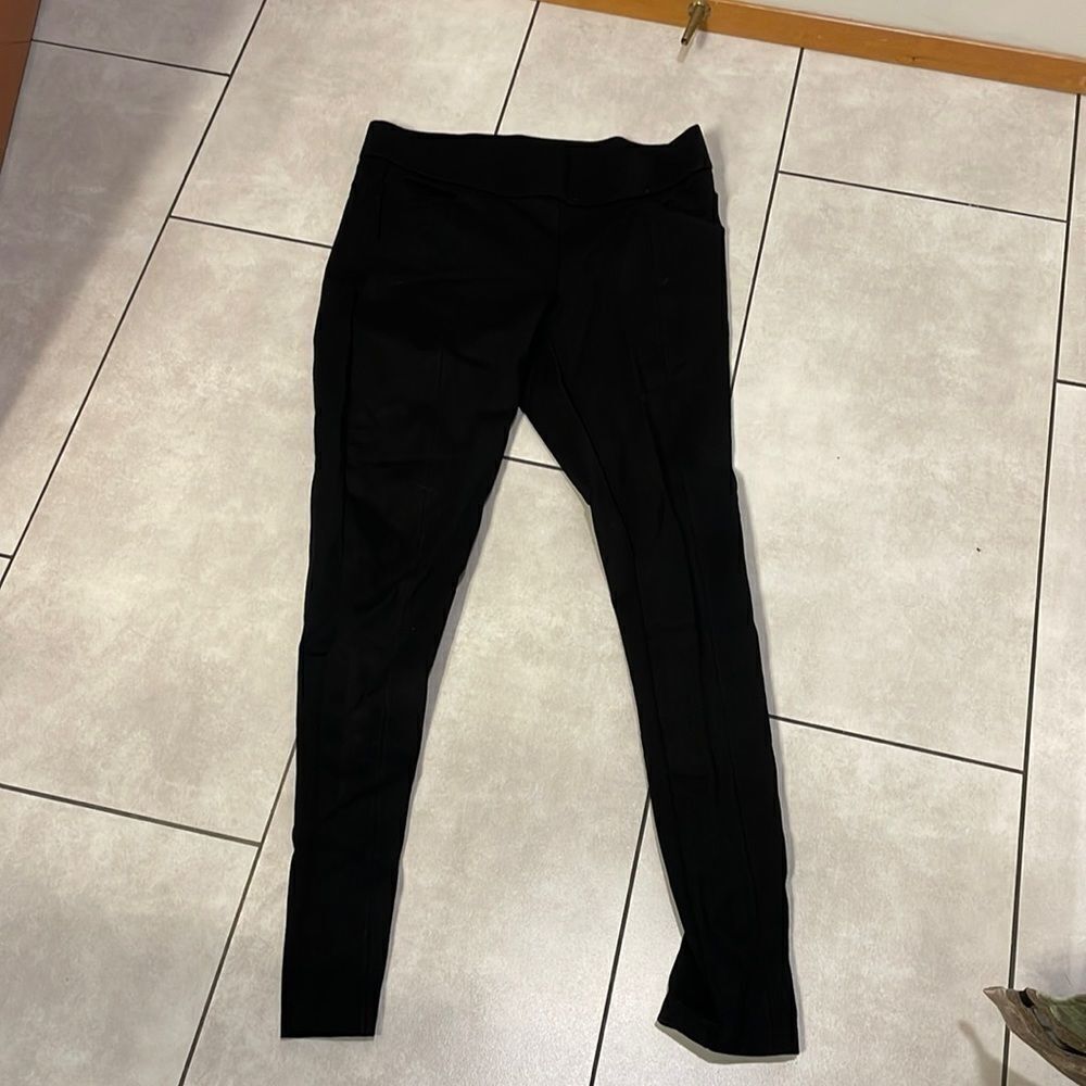 WOMAN’S thick black leggings